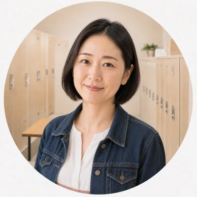 デニムジャケットと白いブラウスを着た30代後半の女性