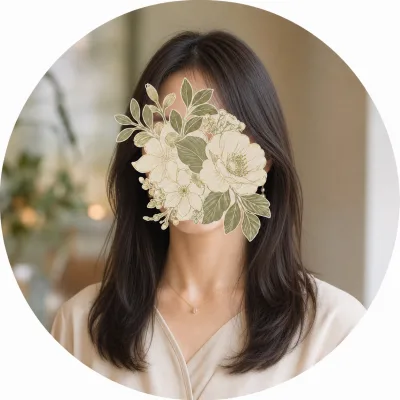 植物のスタンプで顔を隠したロングヘアの40代女性