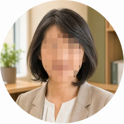 顔全体をモザイクで隠している50代の女性