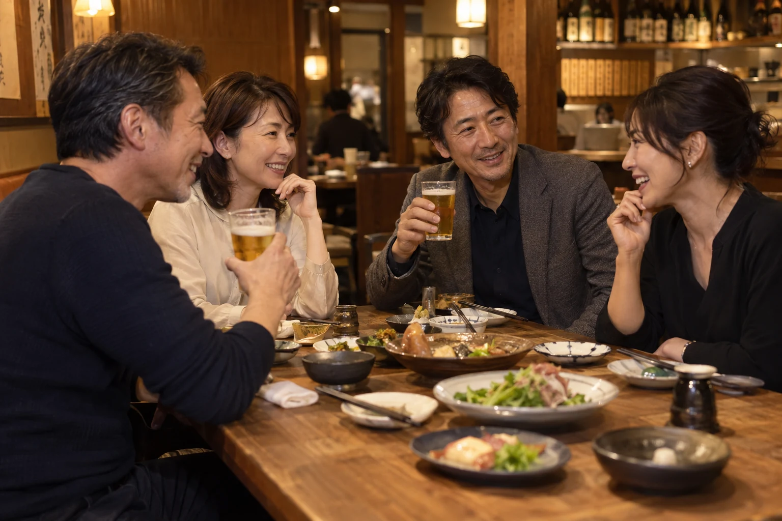 落ち着いた居酒屋で、料理とお酒を囲んで会話を楽しむ40代半ばの男女4人。